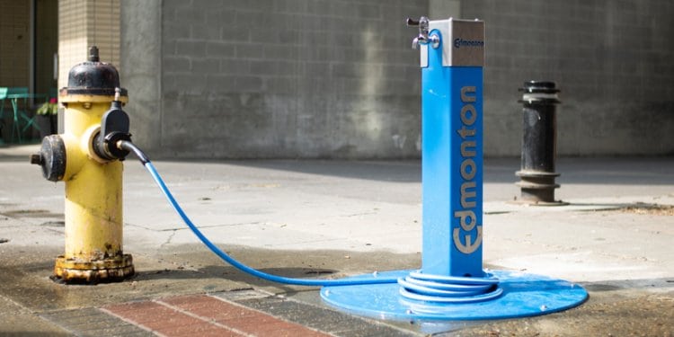 The City of Edmonton has strategically installed water bottle filling stations across the city to ensure everyone has access to clean, safe drinking water during hot weather. These stations are part of a growing network, expanded from 5 locations in 2021 to 26 this year.
